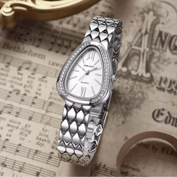 Accessories - Elegant Teardrop Silver Quartz Watch
